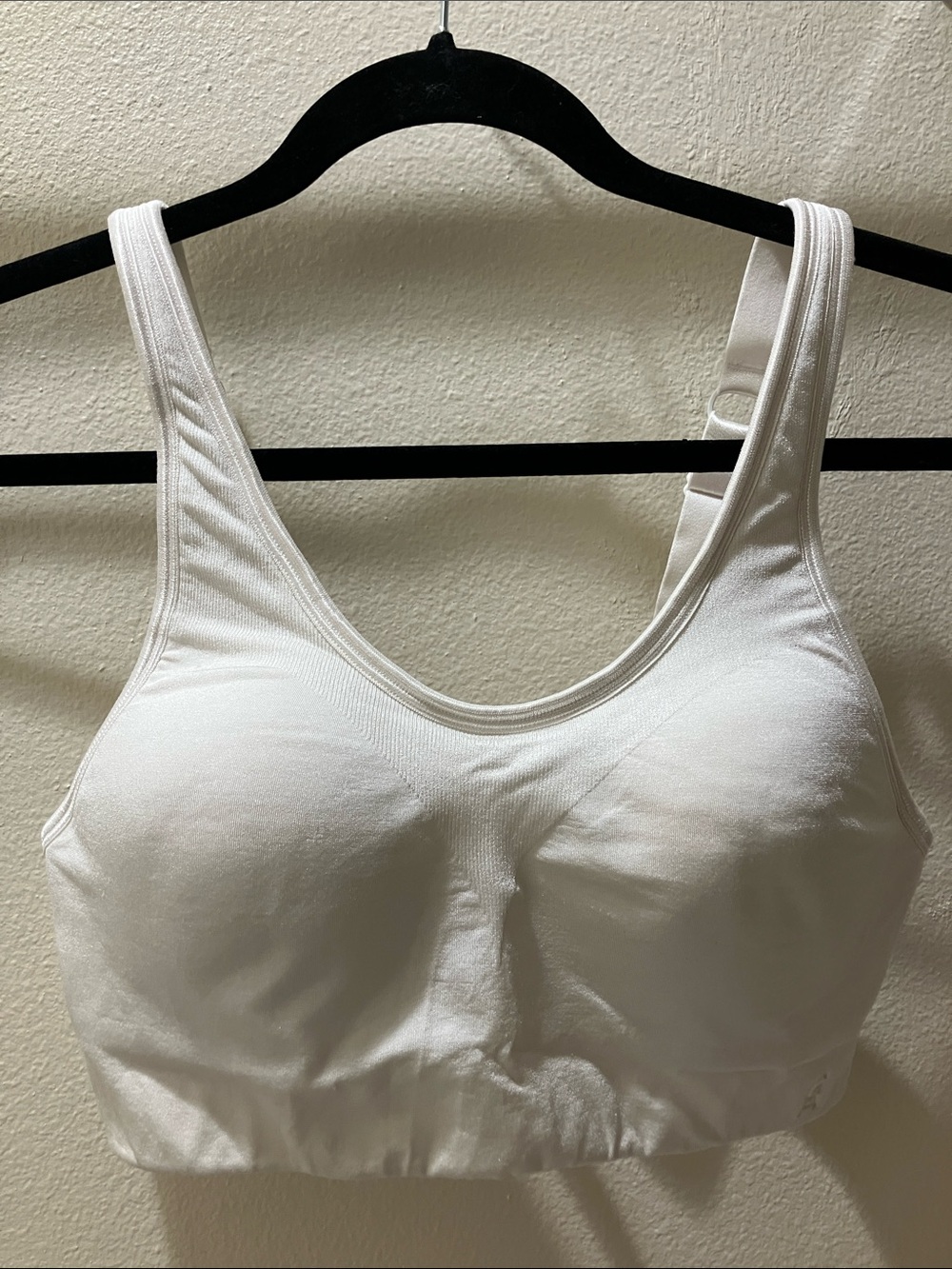 Good American White Wireless Scoop Sports Bra